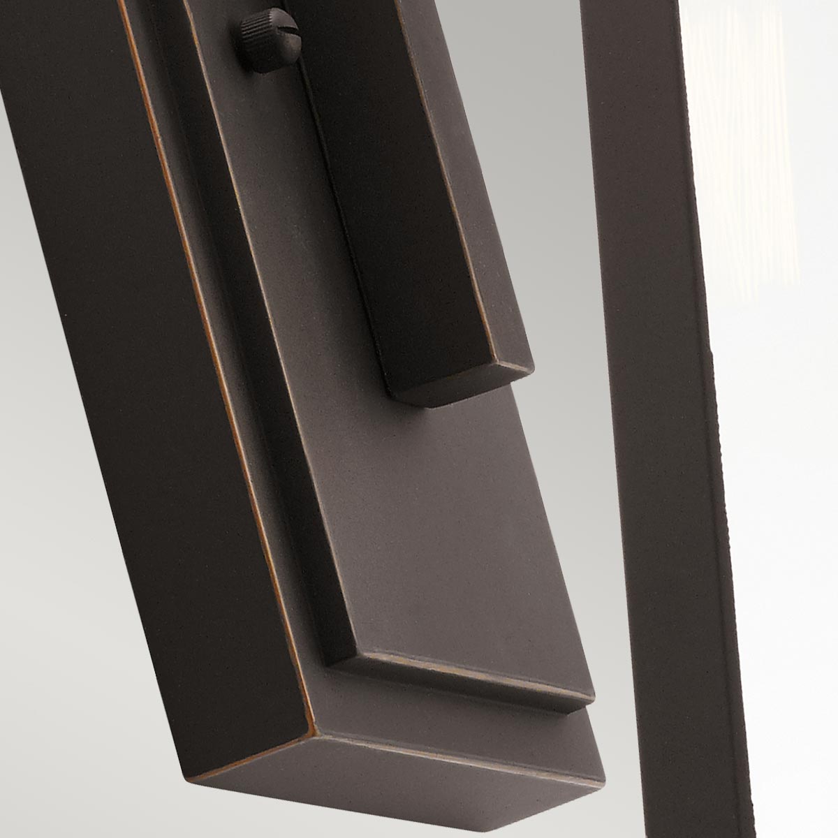 Delison Bronse utendørslampe Fra Elstead Lighting - Delison vegglampe har et minimalistisk design som er perfekt for rustikke eller moderne hyttestiler.