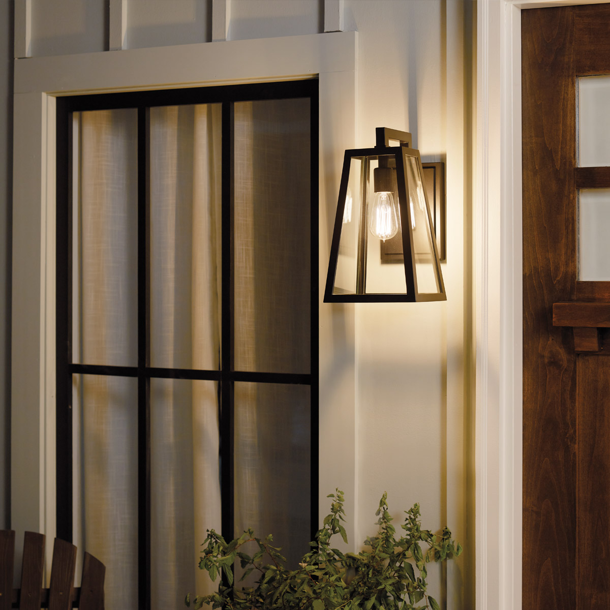 Delison Bronse utendørslampe Fra Elstead Lighting - Delison vegglampe har et minimalistisk design som er perfekt for rustikke eller moderne hyttestiler.