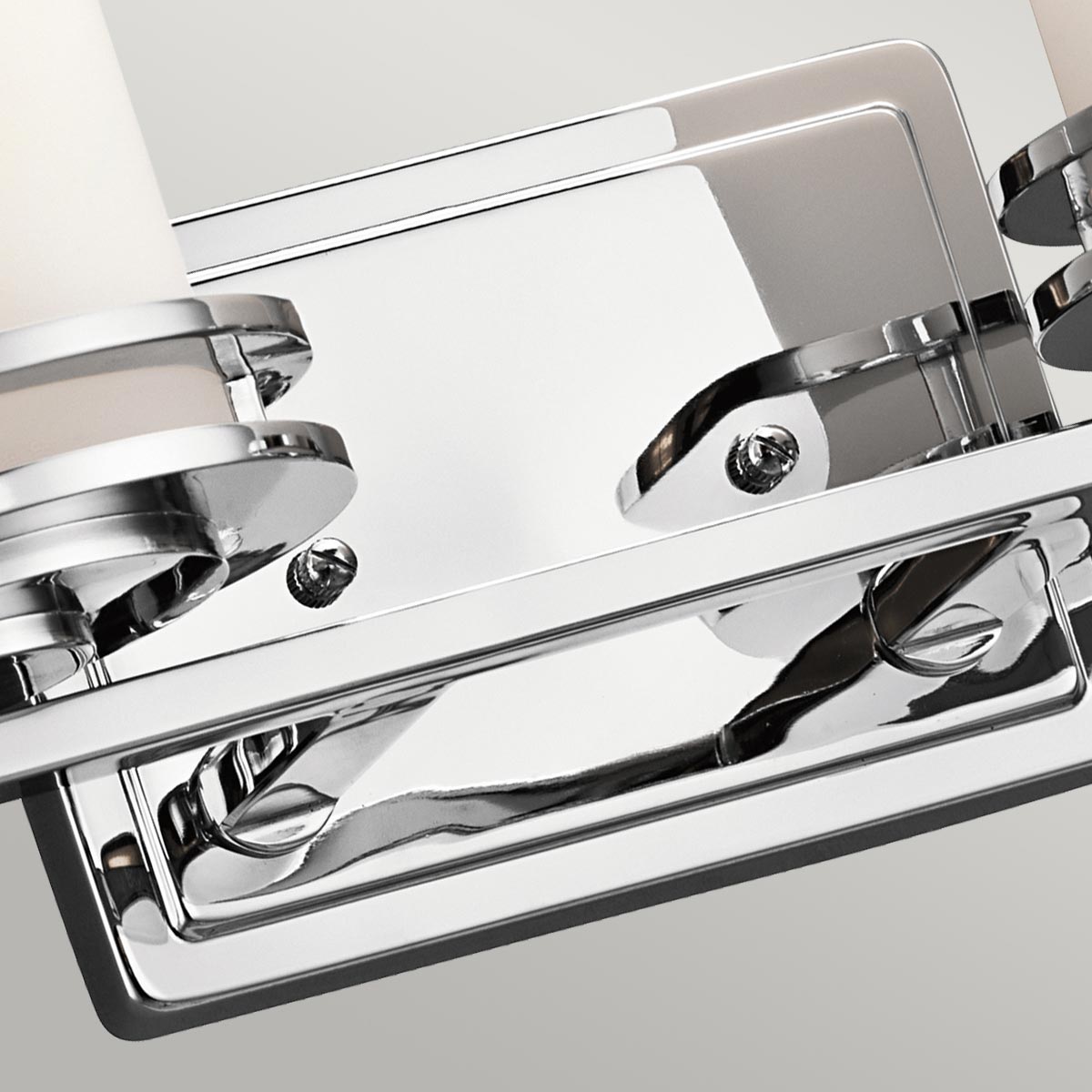 Hendrik 36cm Polert krom baderomslampe Fra Elstead Lighting - Perfekt for de som leter etter et moderne preg i hjemmet sitt.