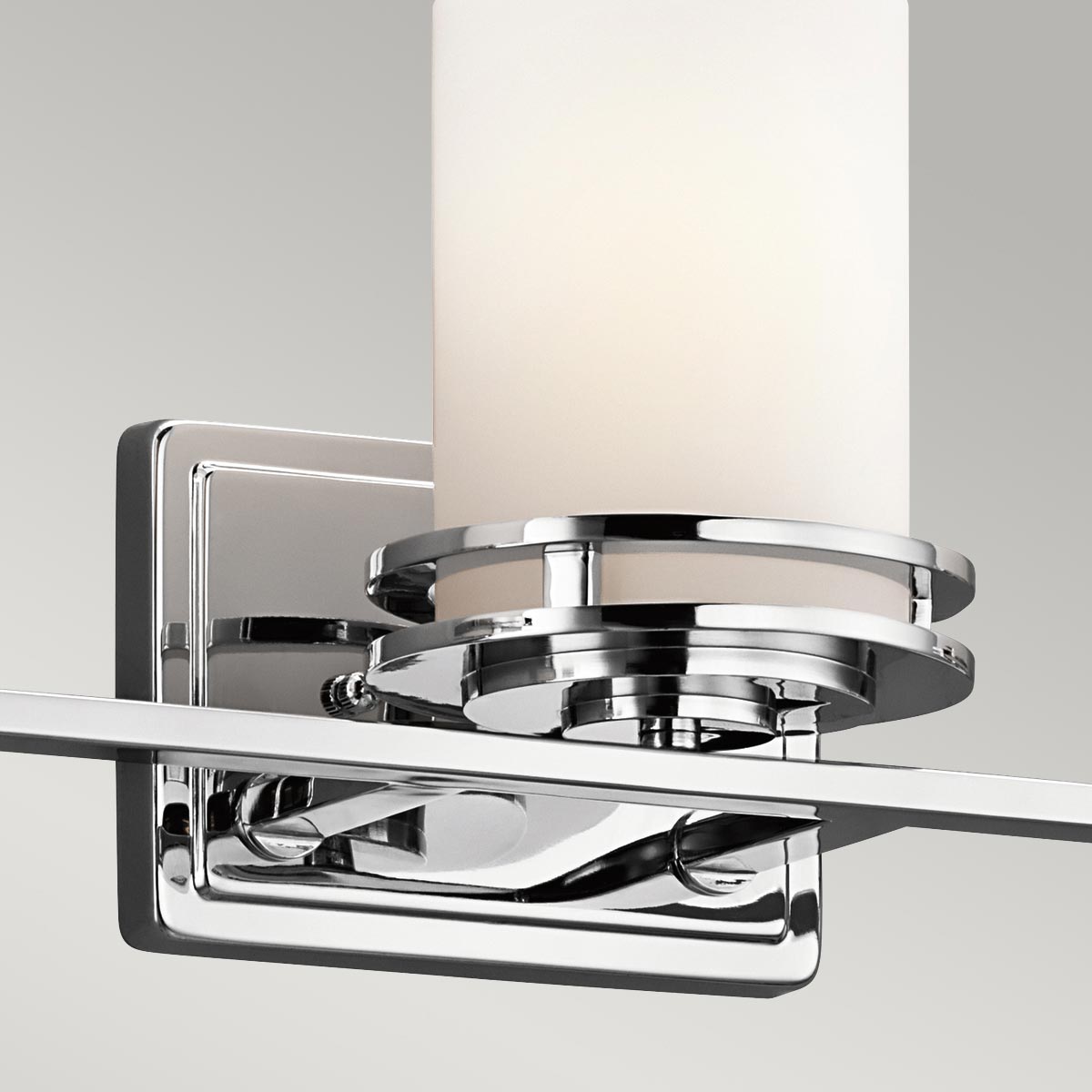 Hendrik 60cm Polert krom baderomslampe Fra Elstead Lighting - Perfekt for de som leter etter et moderne preg i hjemmet sitt.
