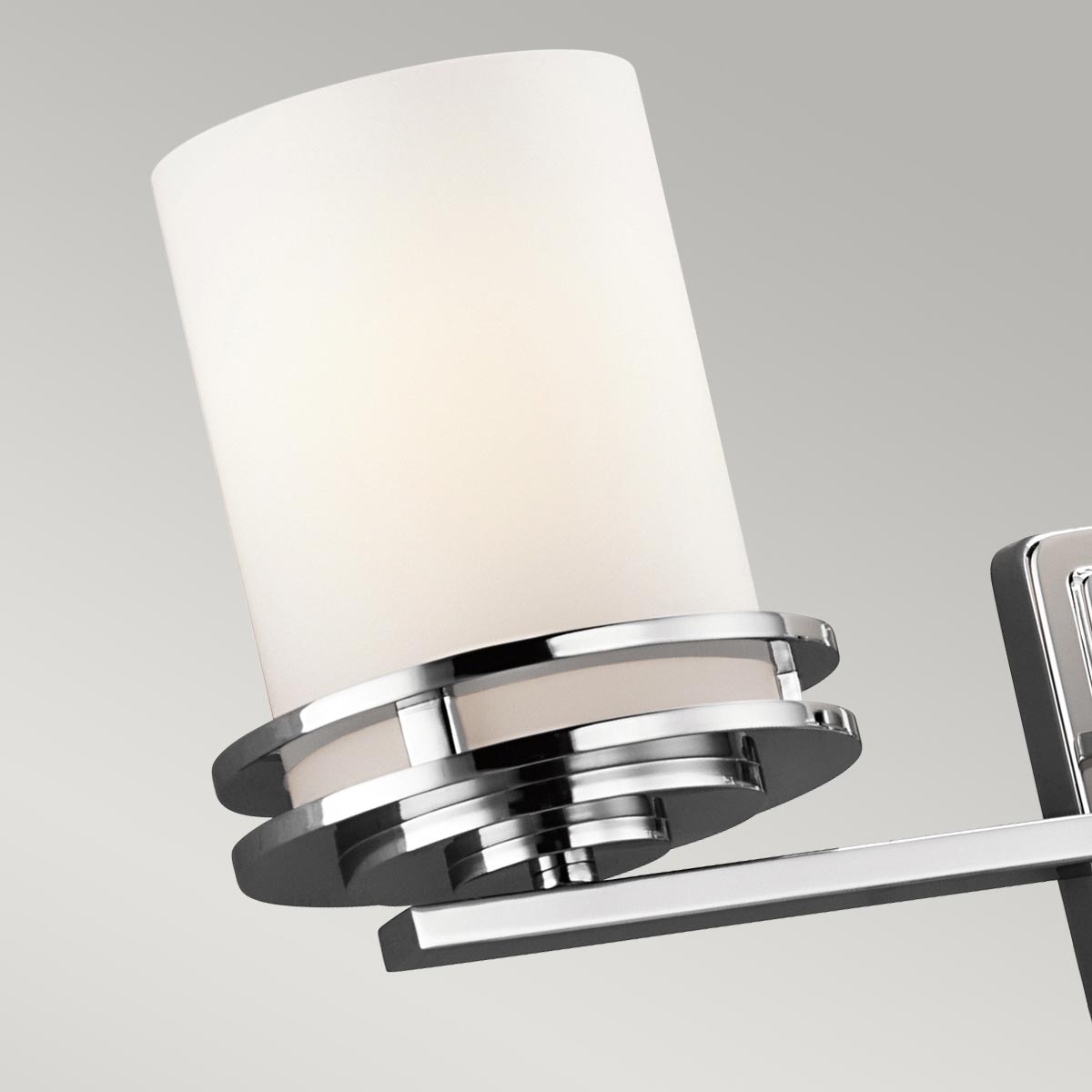 Hendrik 60cm Polert krom baderomslampe Fra Elstead Lighting - Perfekt for de som leter etter et moderne preg i hjemmet sitt.