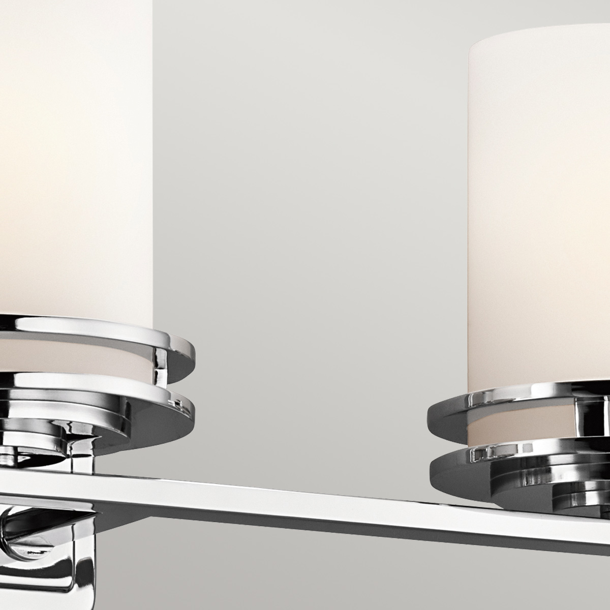 Hendrik 60cm Polert krom baderomslampe Fra Elstead Lighting - Perfekt for de som leter etter et moderne preg i hjemmet sitt.
