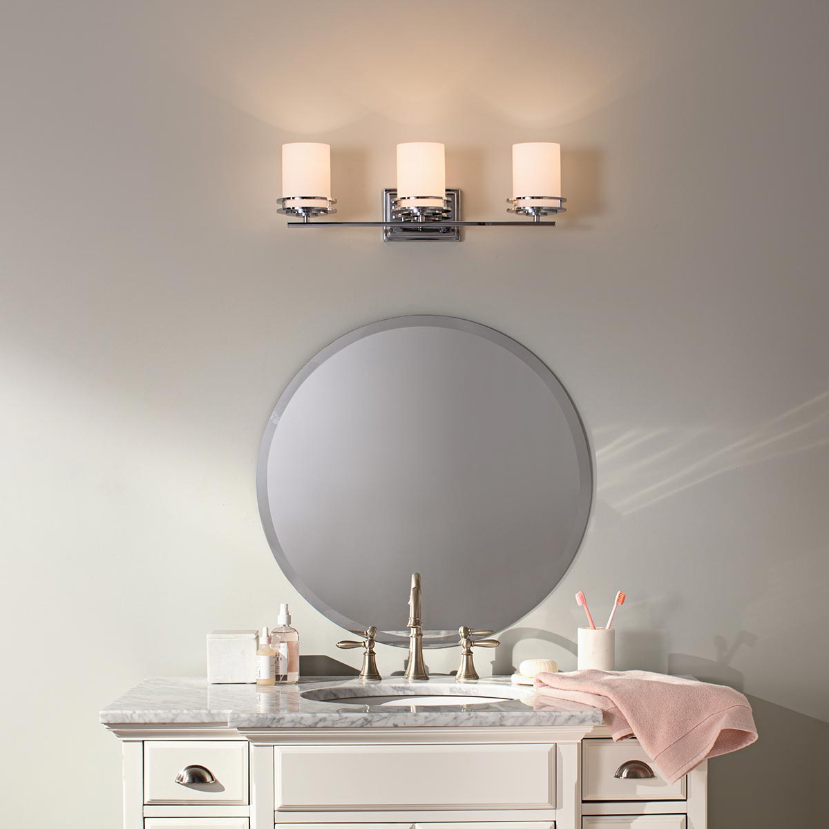 Hendrik 60cm Polert krom baderomslampe Fra Elstead Lighting - Perfekt for de som leter etter et moderne preg i hjemmet sitt.
