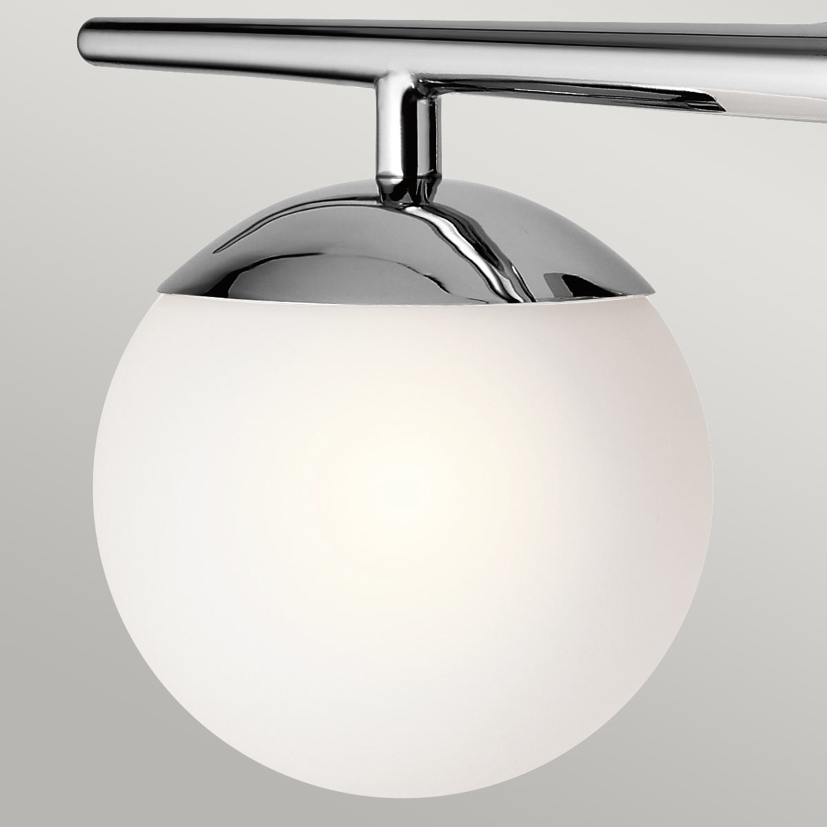 Jasper 42cm Polert krom baderomslampe Fra Elstead Lighting - Det stilige designet gj&oslash;r lampen b&aring;de praktisk og dekorativ p&aring; badet, med mulighet for &aring; montere den opp eller ned.