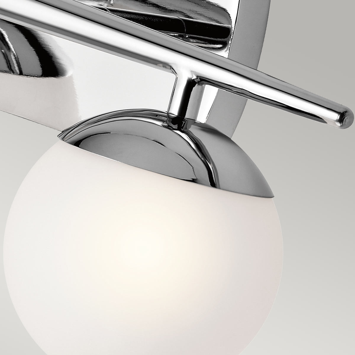 Jasper 42cm Polert krom baderomslampe Fra Elstead Lighting - Det stilige designet gj&oslash;r lampen b&aring;de praktisk og dekorativ p&aring; badet, med mulighet for &aring; montere den opp eller ned.