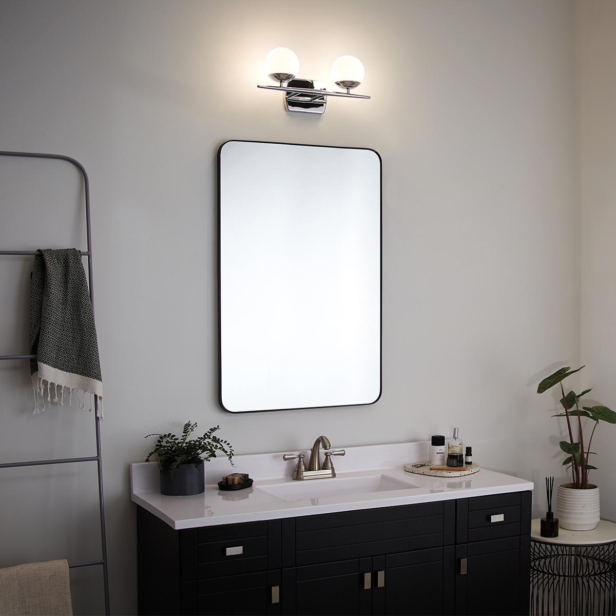 Jasper 42cm Polert krom baderomslampe Fra Elstead Lighting - Det stilige designet gj&oslash;r lampen b&aring;de praktisk og dekorativ p&aring; badet, med mulighet for &aring; montere den opp eller ned.