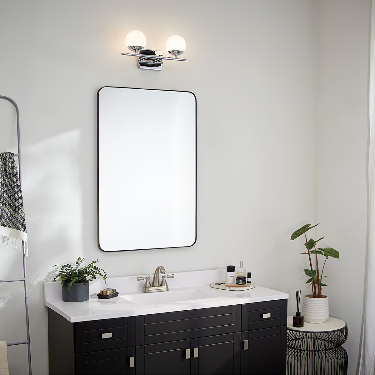 Jasper 42cm Polert krom baderomslampe Fra Elstead Lighting - Det stilige designet gj&oslash;r lampen b&aring;de praktisk og dekorativ p&aring; badet, med mulighet for &aring; montere den opp eller ned.