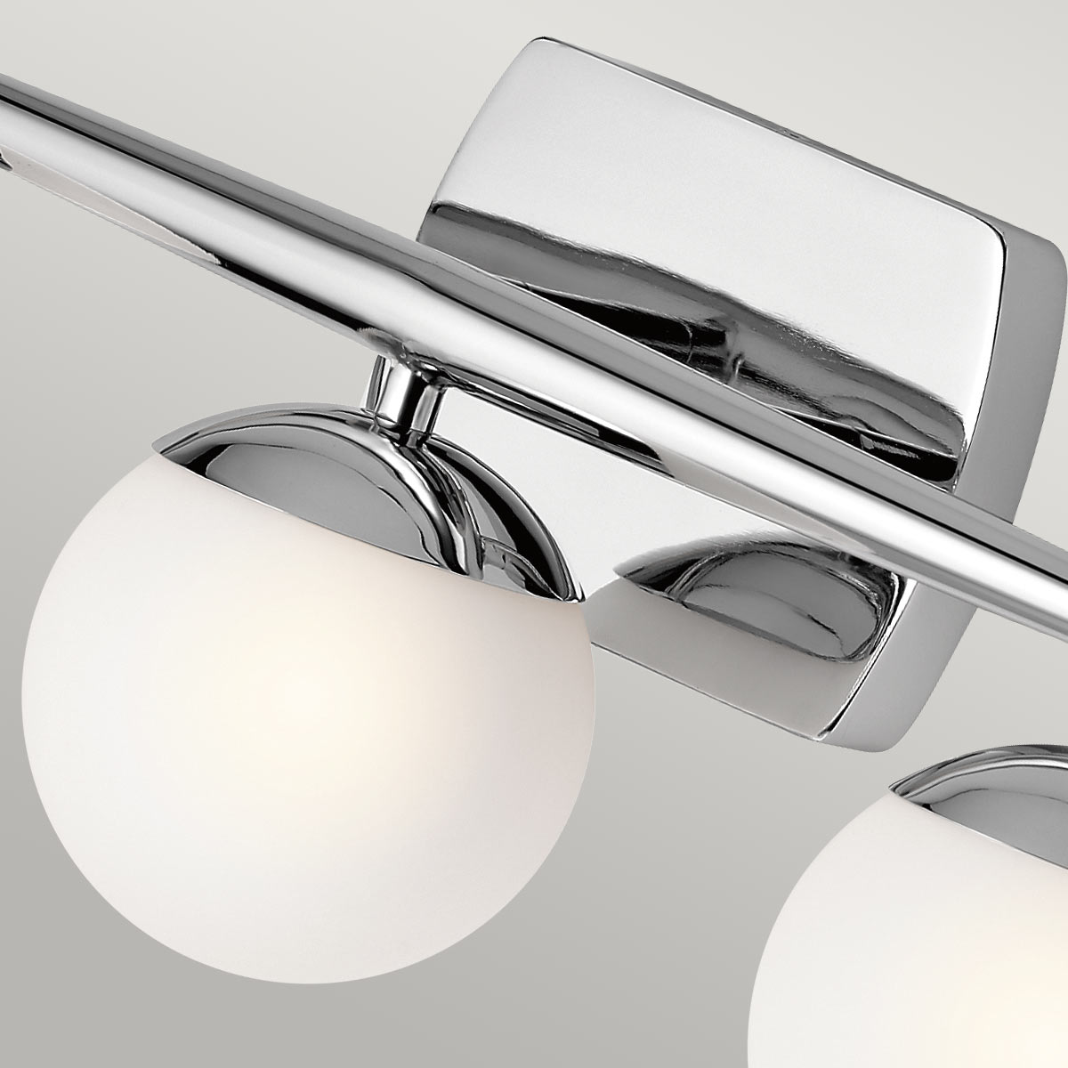 Jasper 62cm Polert krom baderomslampe Fra Elstead Lighting - Det stilige designet gj&oslash;r lampen b&aring;de praktisk og dekorativ p&aring; badet, med mulighet for &aring; montere den opp eller ned.