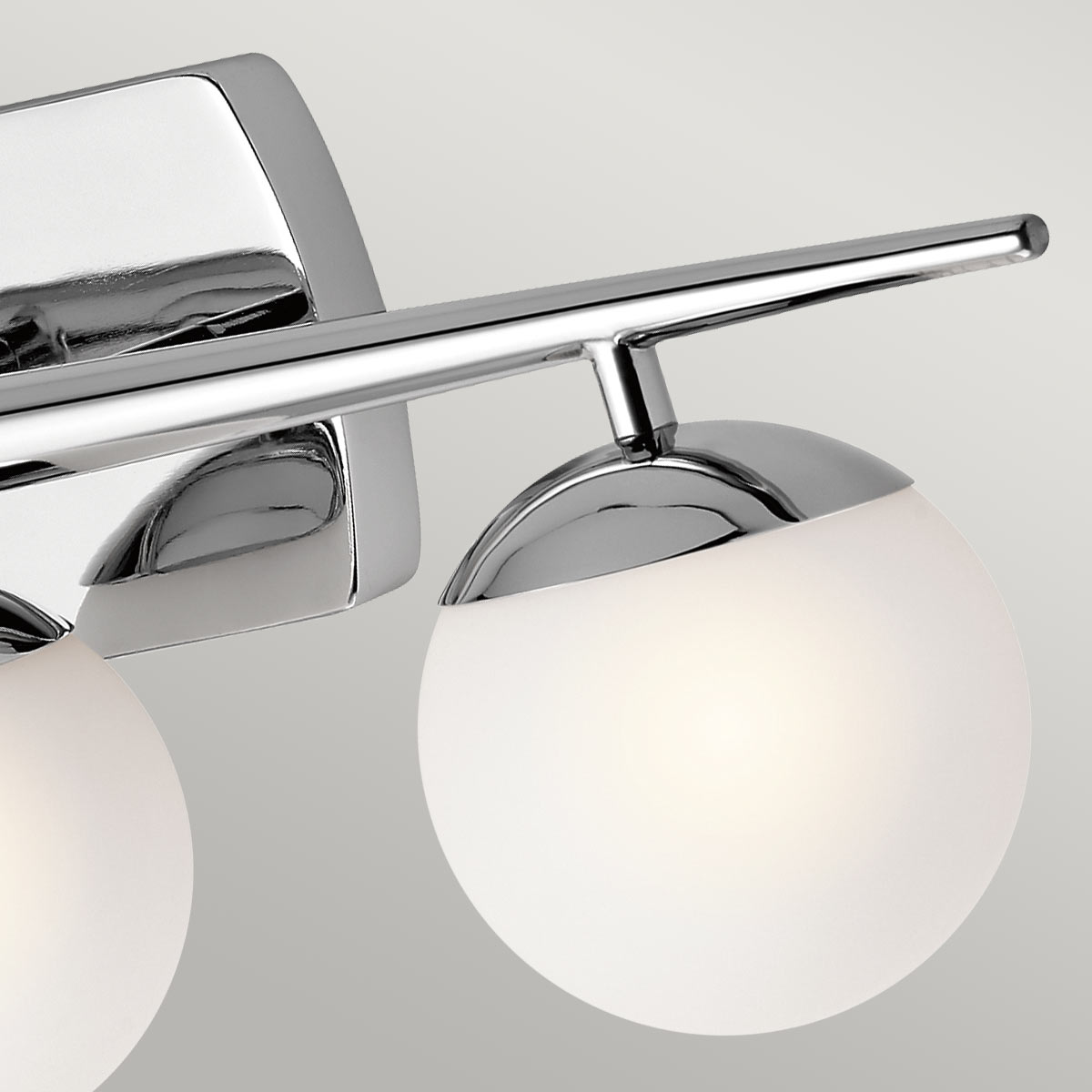 Jasper 62cm Polert krom baderomslampe Fra Elstead Lighting - Det stilige designet gj&oslash;r lampen b&aring;de praktisk og dekorativ p&aring; badet, med mulighet for &aring; montere den opp eller ned.
