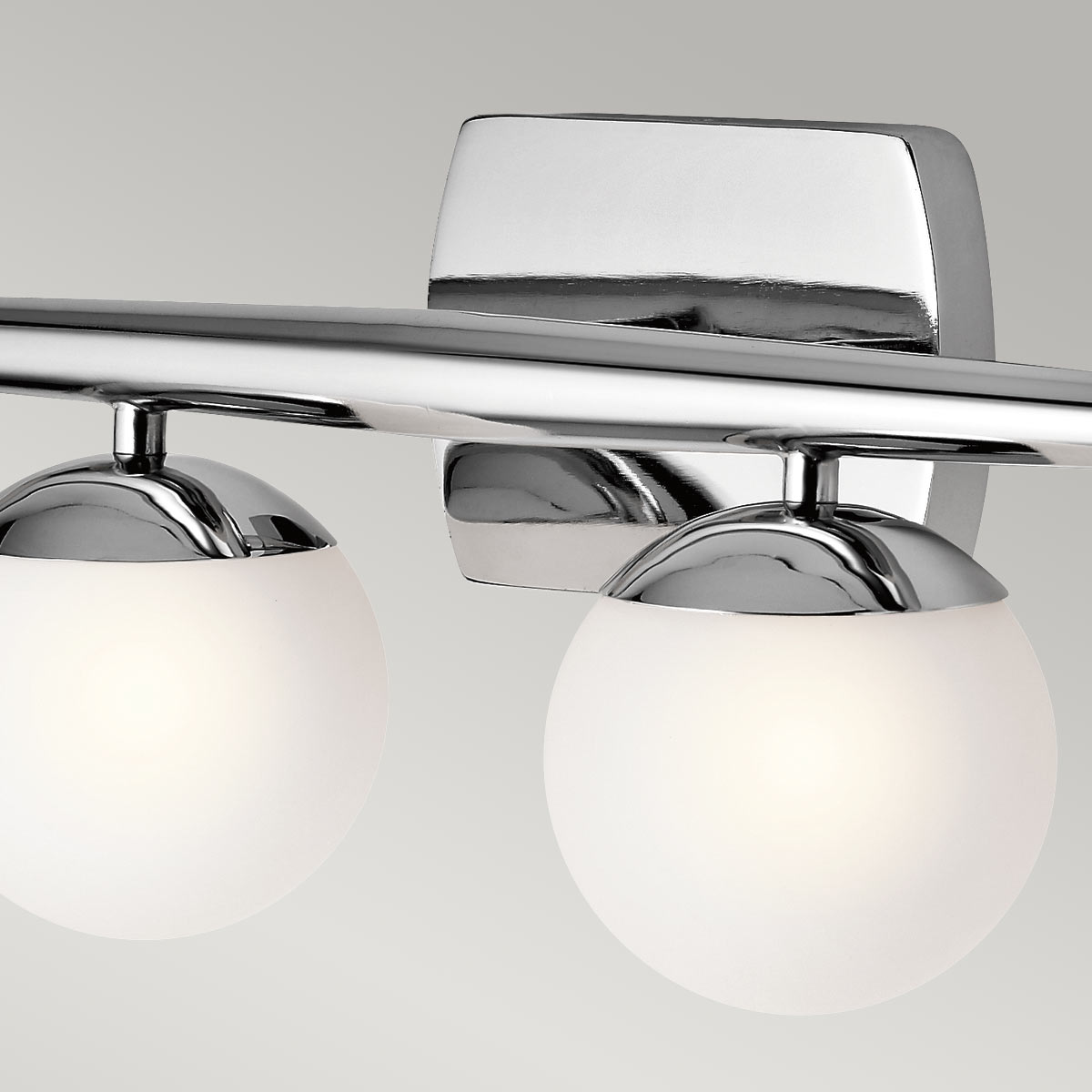 Jasper 82cm Polert krom baderomslampe Fra Elstead Lighting - Det stilige designet gj&oslash;r lampen b&aring;de praktisk og dekorativ p&aring; badet, med mulighet for &aring; montere den opp eller ned.