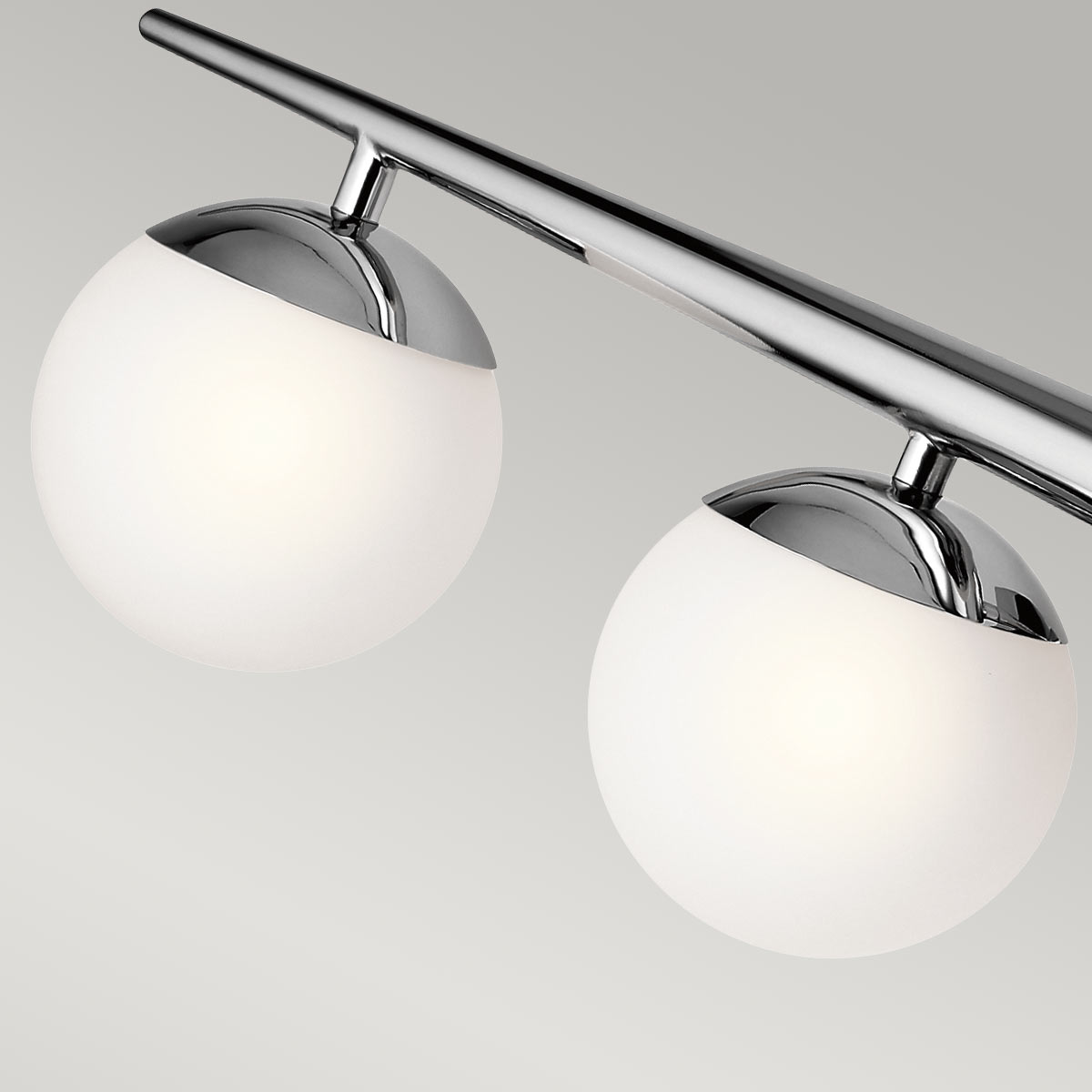 Jasper 82cm Polert krom baderomslampe Fra Elstead Lighting - Det stilige designet gj&oslash;r lampen b&aring;de praktisk og dekorativ p&aring; badet, med mulighet for &aring; montere den opp eller ned.