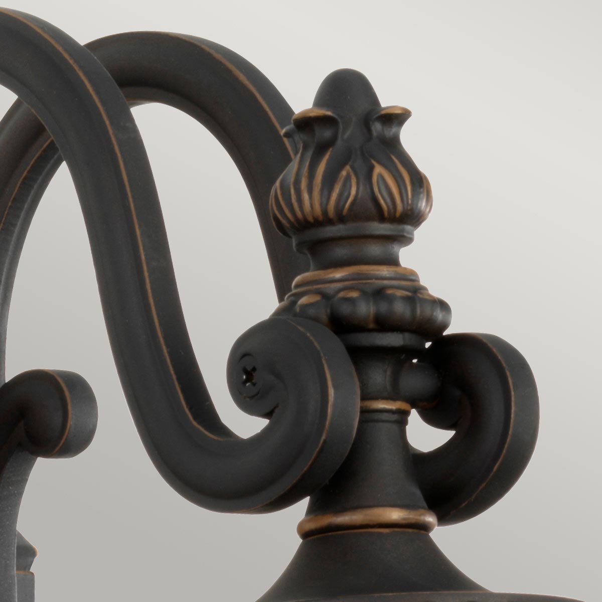 Luverne Bronse utendørslampe Fra Elstead Lighting - Luverne vegglampe i oljebrun bronse har en elegant og detaljert design som fremhever utemiljøet.