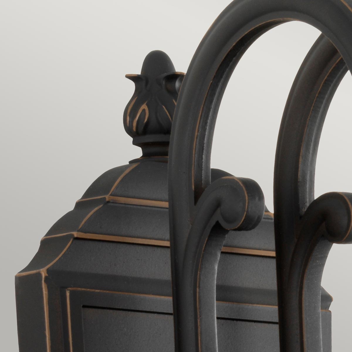 Luverne Bronse utendørslampe Fra Elstead Lighting - Luverne vegglampe i oljebrun bronse har en elegant og detaljert design som fremhever utemiljøet.