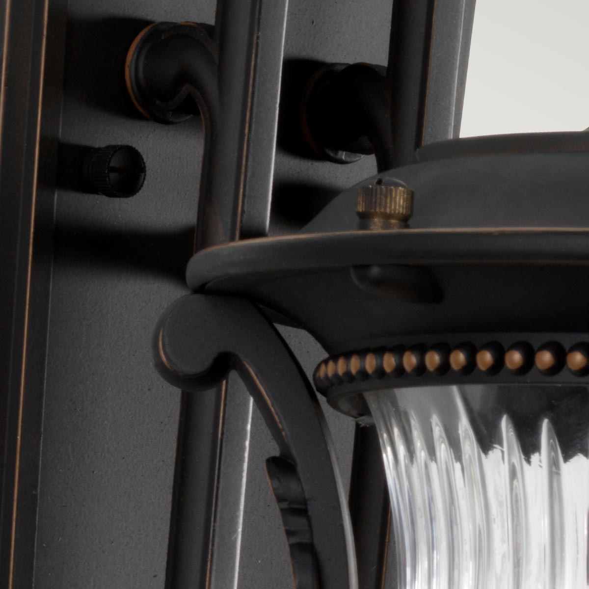 Luverne Bronse utendørslampe Fra Elstead Lighting - Luverne vegglampe i oljebrun bronse har en elegant og detaljert design som fremhever utemiljøet.