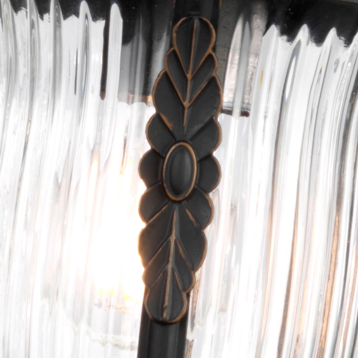 Luverne Bronse utendørslampe Fra Elstead Lighting - Luverne vegglampe i oljebrun bronse har en elegant og detaljert design som fremhever utemiljøet.