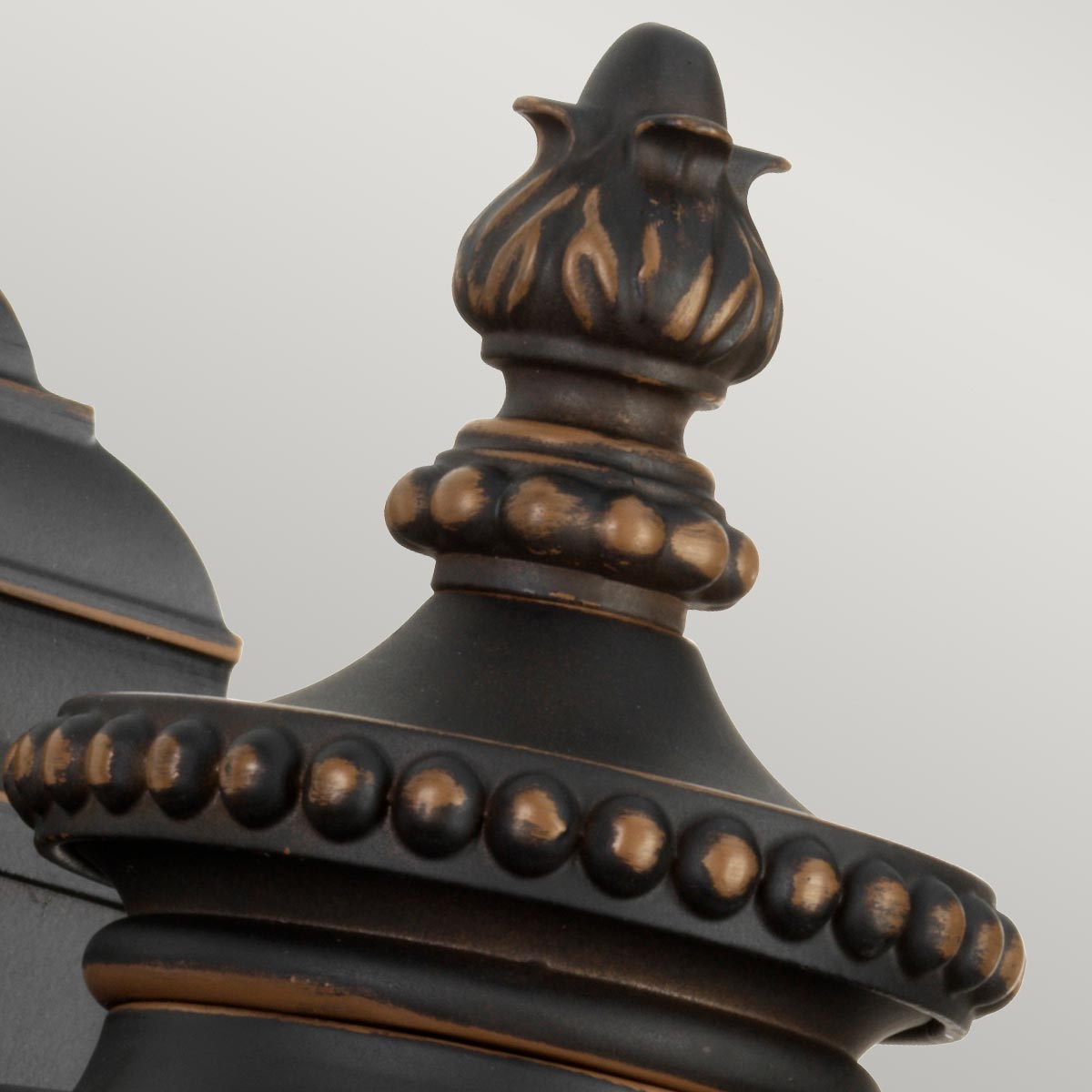 Luverne Bronse utendørslampe Fra Elstead Lighting - Luverne vegglampe i oljebrun bronse har en elegant og detaljert design som fremhever utemiljøet.