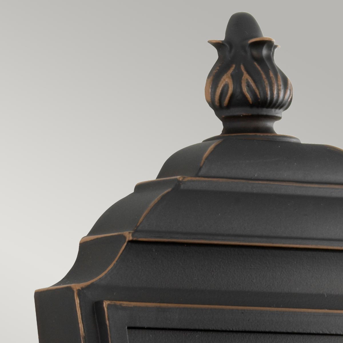 Luverne Bronse utendørslampe Fra Elstead Lighting - Luverne vegglampe i oljebrun bronse har en elegant og detaljert design som fremhever utemiljøet.