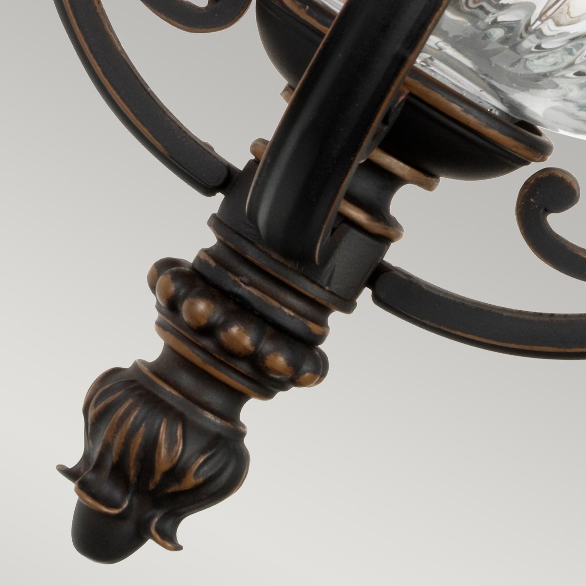 Luverne Bronse utendørslampe Fra Elstead Lighting - Luverne vegglampe i oljebrun bronse har en elegant og detaljert design som fremhever utemiljøet.