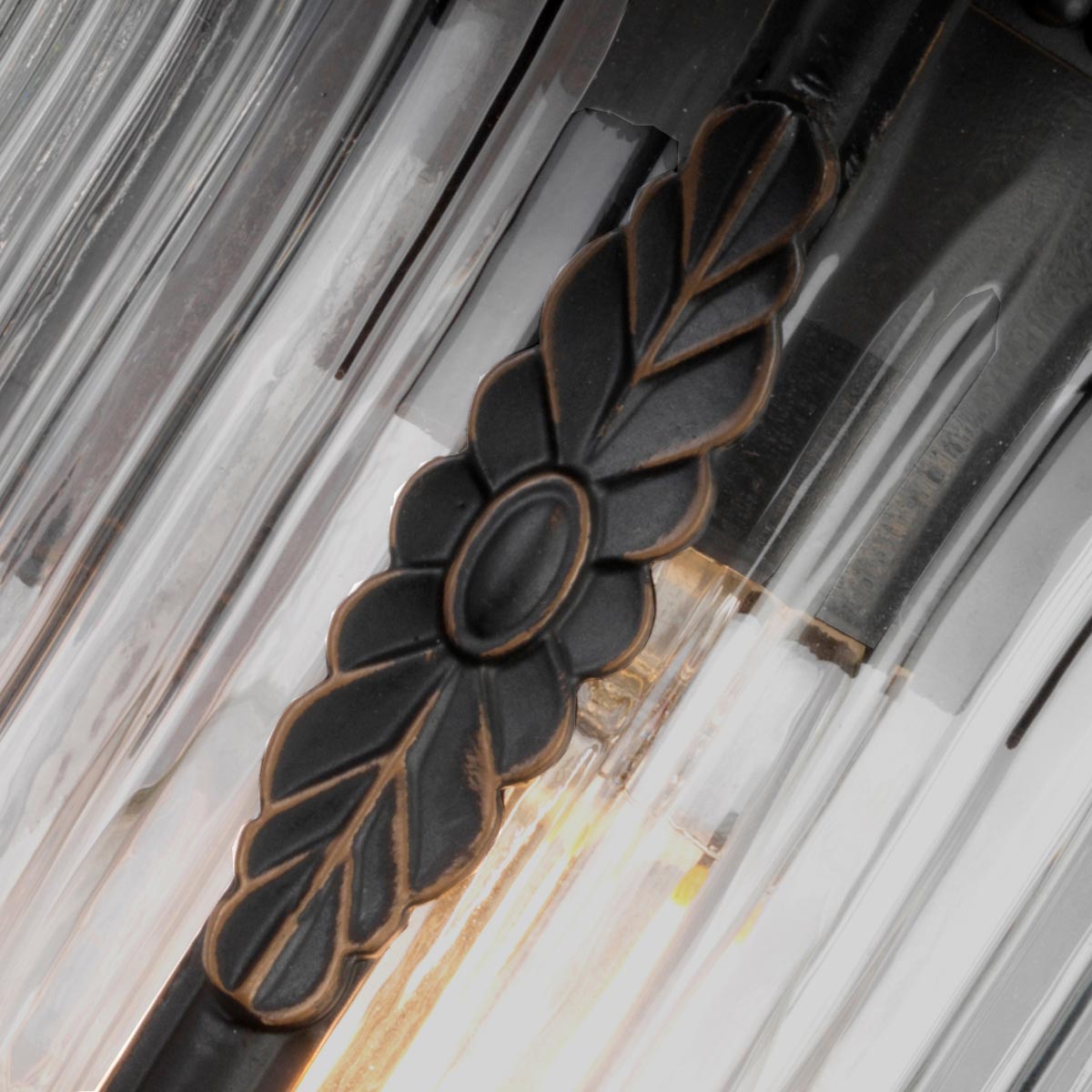 Luverne Bronse utendørslampe Fra Elstead Lighting - Luverne vegglampe i oljebrun bronse har en elegant og detaljert design som fremhever utemiljøet.