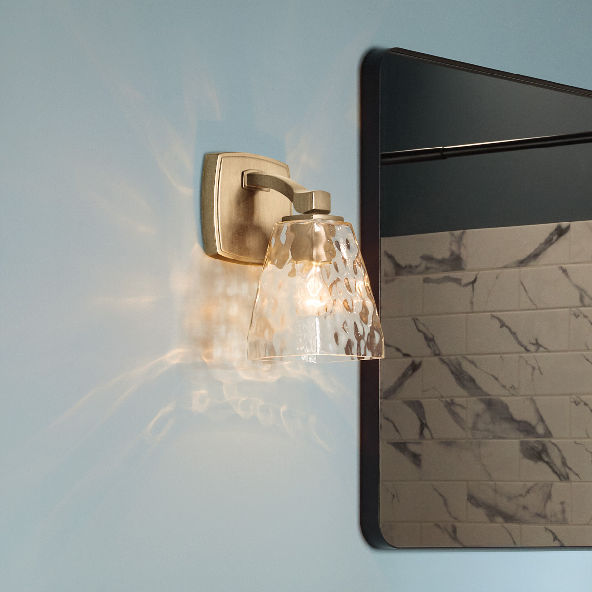 Marant 24cm Bronse baderomslampe Fra Elstead Lighting - Marant er en elegant vegglampe til badet med et stilig og eksklusivt design.