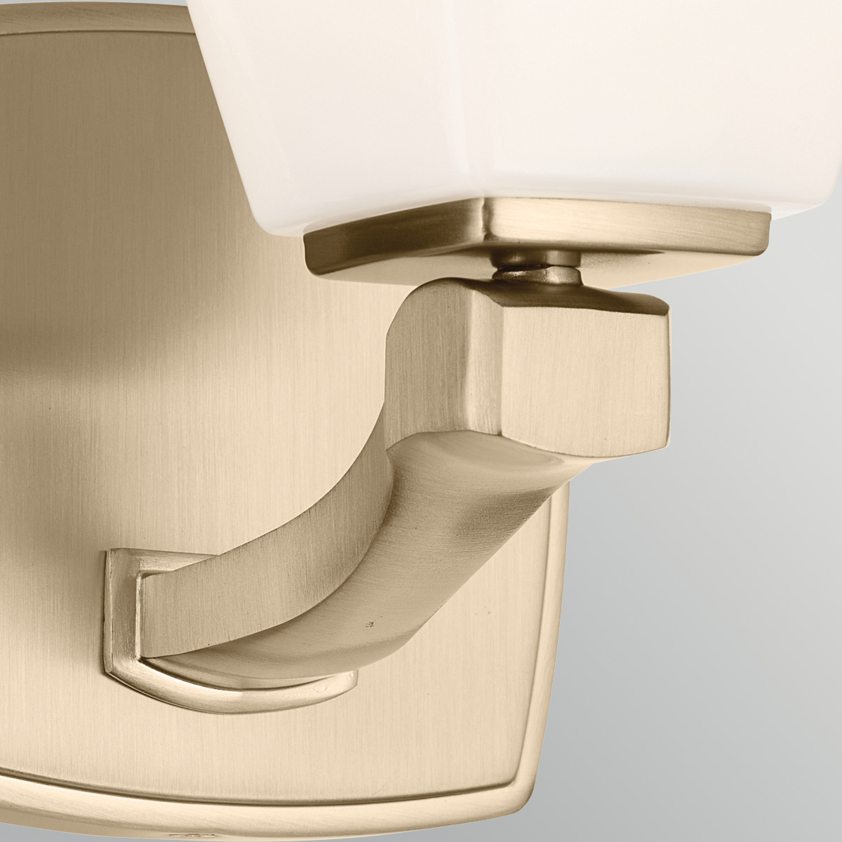 Marant 24cm Bronse baderomslampe Fra Elstead Lighting - Lampen er laget av metall med en champagnefarget bronsefinish og har en robust, mykt formet arm som gir lampen en moderne karakter.