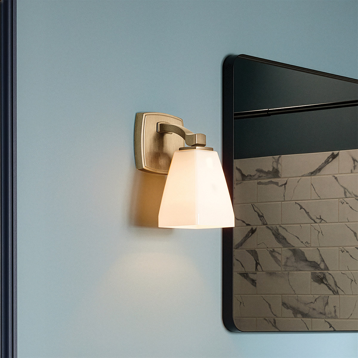 Marant 24cm Bronse baderomslampe Fra Elstead Lighting - Lampen er laget av metall med en champagnefarget bronsefinish og har en robust, mykt formet arm som gir lampen en moderne karakter.