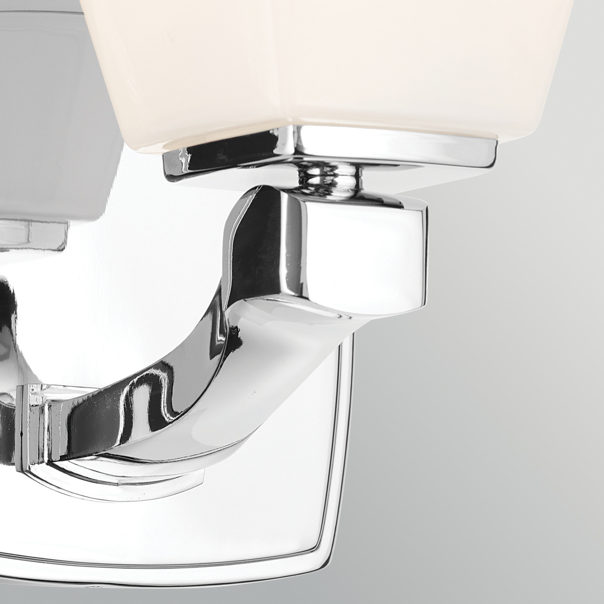 Marant 24cm Krom baderomslampe Fra Elstead Lighting - Lampen er laget av metall med en skinnende kromfinish og har en robust, mykt formet arm som gir lampen en moderne karakter.