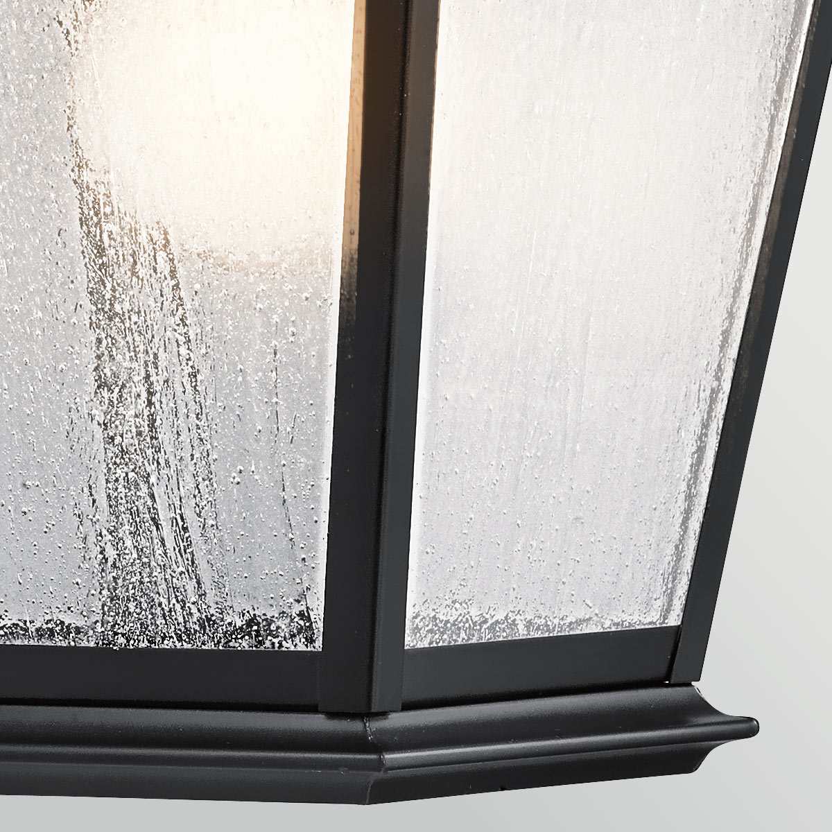 Mount Vernon Svart utendørslampe Fra Elstead Lighting - Armaturen er laget av svart metall og er kombinert med klart glass med en vakker, ru struktur som gir lampen et livlig og karakteristisk uttrykk.