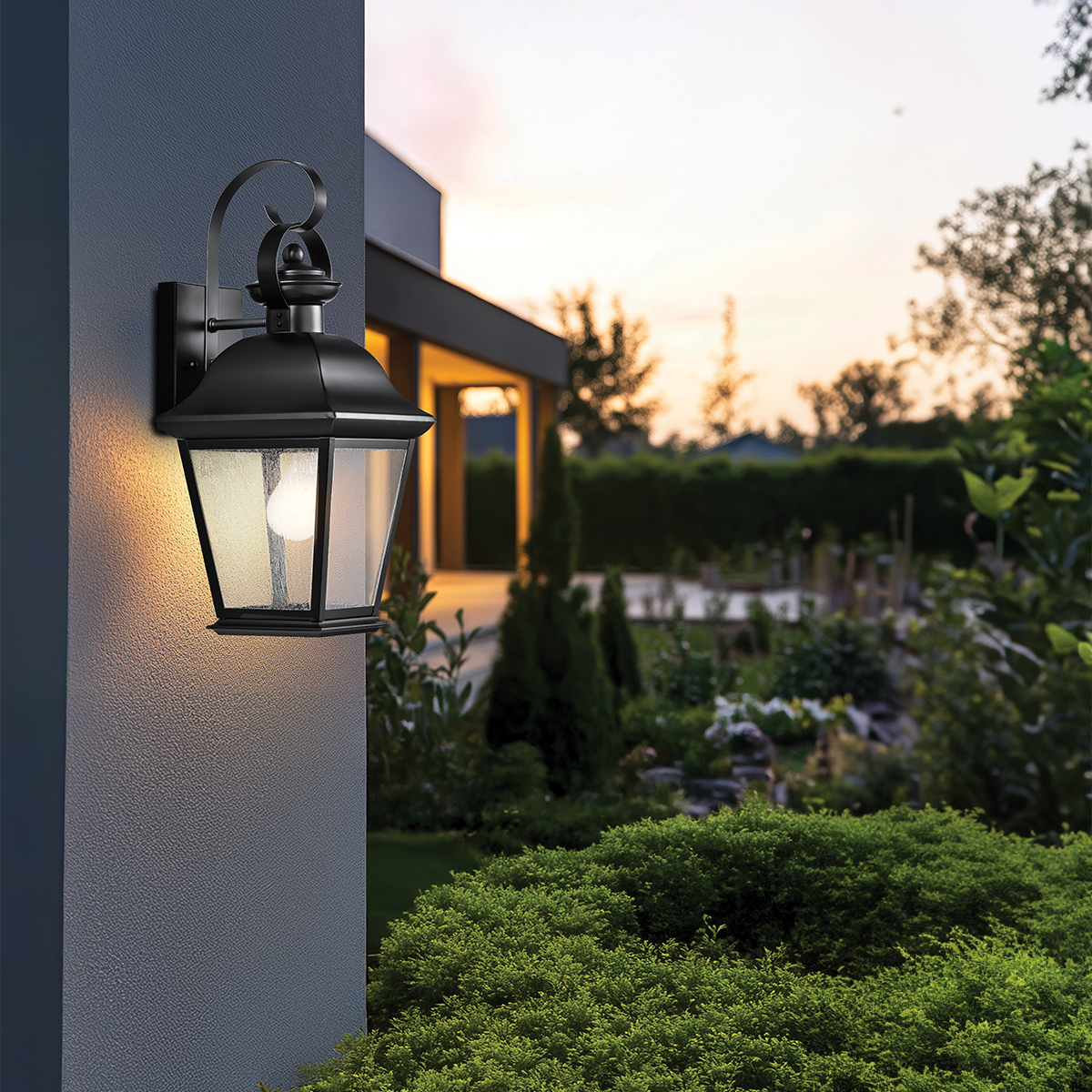 Mount Vernon Svart utendørslampe Fra Elstead Lighting - Armaturen er laget av svart metall og er kombinert med klart glass med en vakker, ru struktur som gir lampen et livlig og karakteristisk uttrykk.