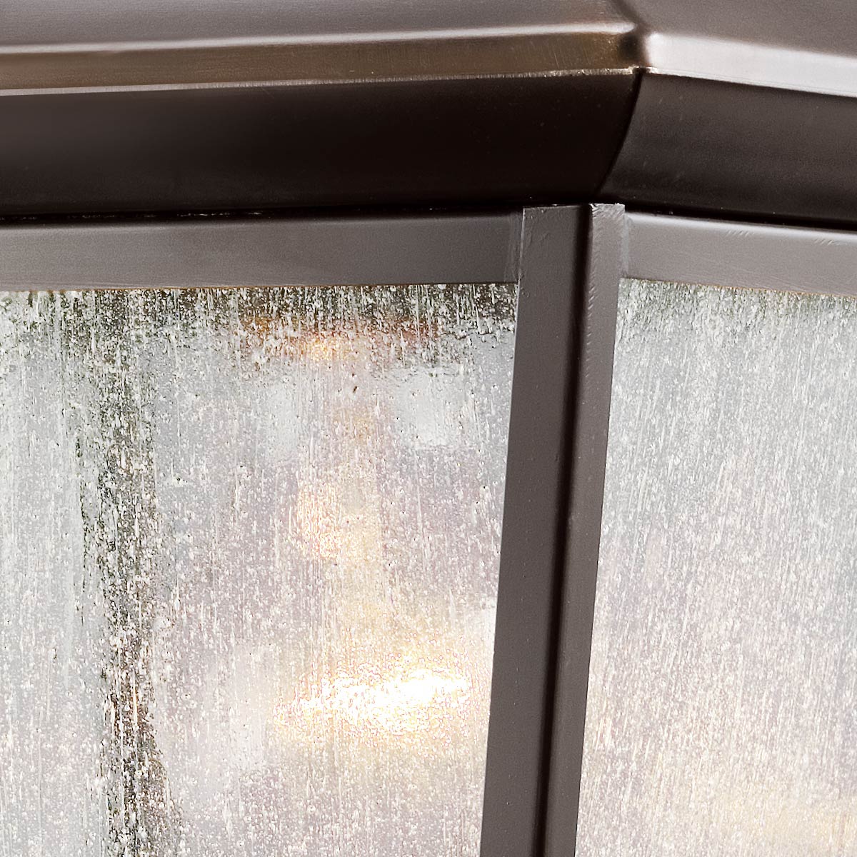 Mount Vernon Bronse utendørslampe Fra Elstead Lighting - Armaturen er laget av metall med en elegant bronsefinish som er kombinert med klart glass med en vakker, ru struktur som gir lampen et livlig og karakteristisk uttrykk.