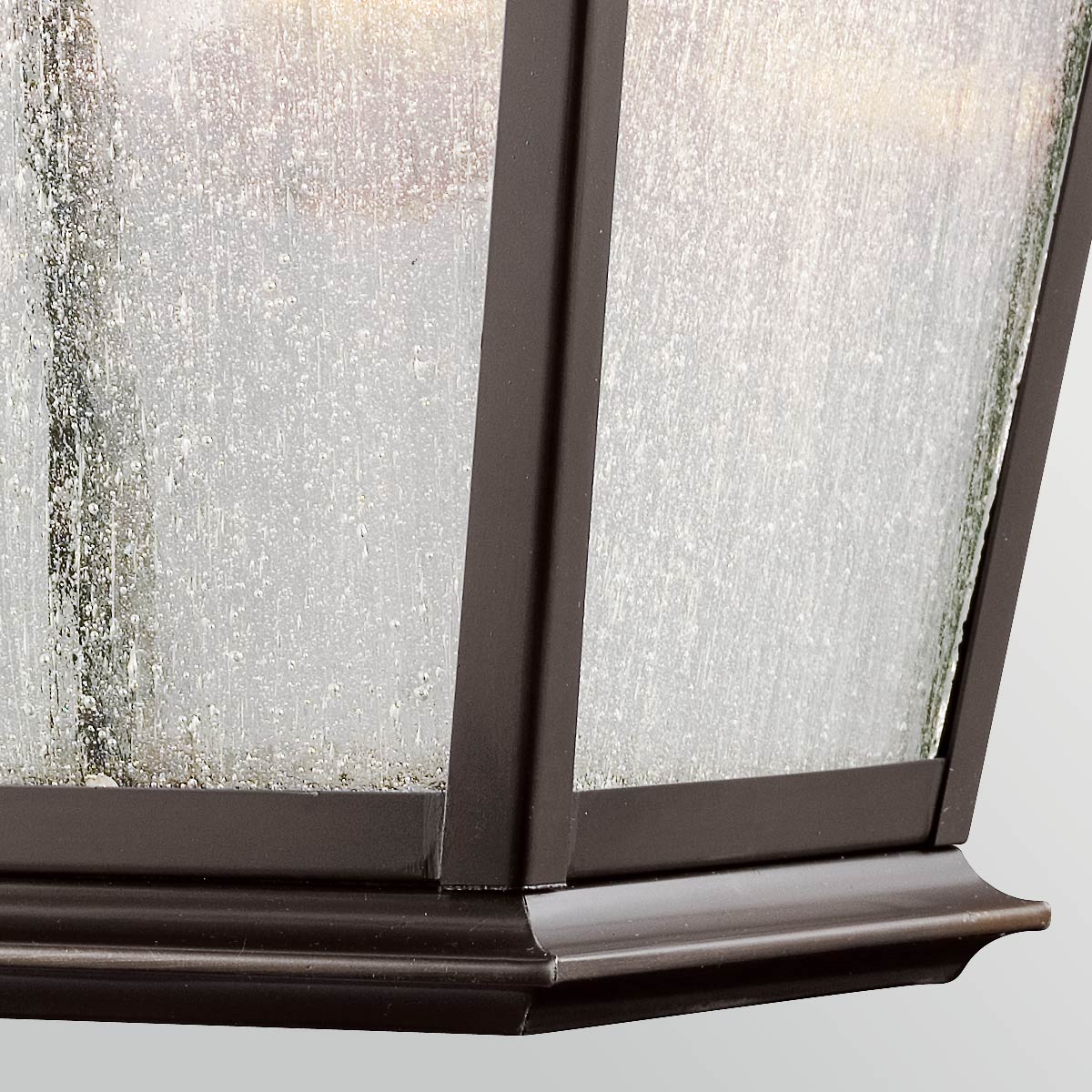Mount Vernon Bronse utendørslampe Fra Elstead Lighting - Armaturen er laget av metall med en elegant bronsefinish som er kombinert med klart glass med en vakker, ru struktur som gir lampen et livlig og karakteristisk uttrykk.