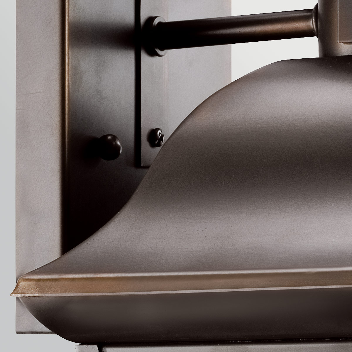 Mount Vernon Bronse utendørslampe Fra Elstead Lighting - Armaturen er laget av metall med en elegant bronsefinish som er kombinert med klart glass med en vakker, ru struktur som gir lampen et livlig og karakteristisk uttrykk.