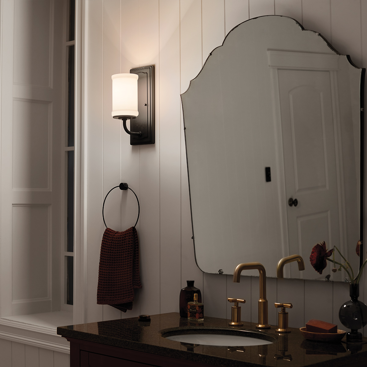 Vetivene 30cm Svart baderomslampe Fra Elstead Lighting - Vetivene er en elegant vegglampe til badet som kombinerer en klassisk form med stilige materialer.