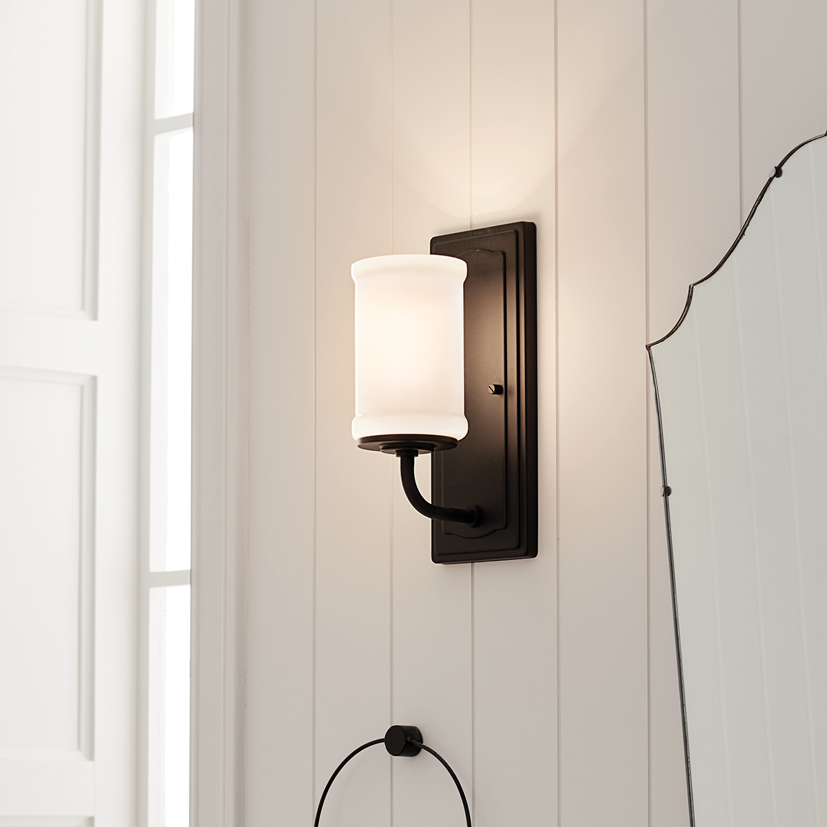 Vetivene 30cm Svart baderomslampe Fra Elstead Lighting - Vetivene er en elegant vegglampe til badet som kombinerer en klassisk form med stilige materialer.