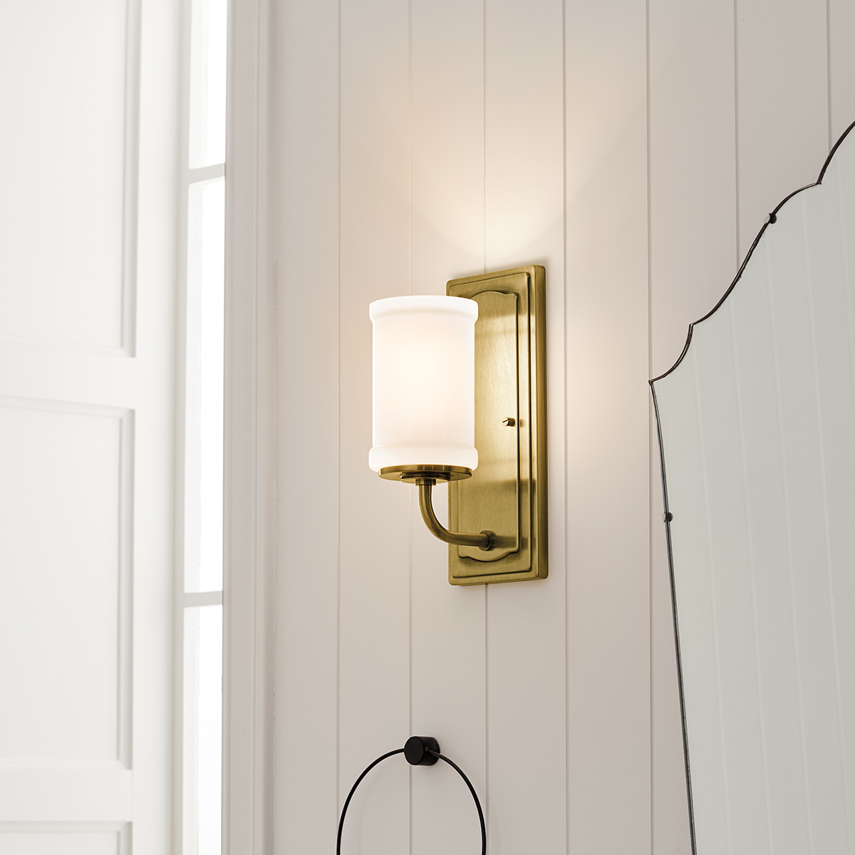Vetivene 30cm Messing baderomslampe Fra Elstead Lighting - Vetivene kan monteres med glasset vendt enten opp eller ned, noe som gir fleksibilitet og gj&oslash;r den perfekt for for eksempel baderomsspeilet.