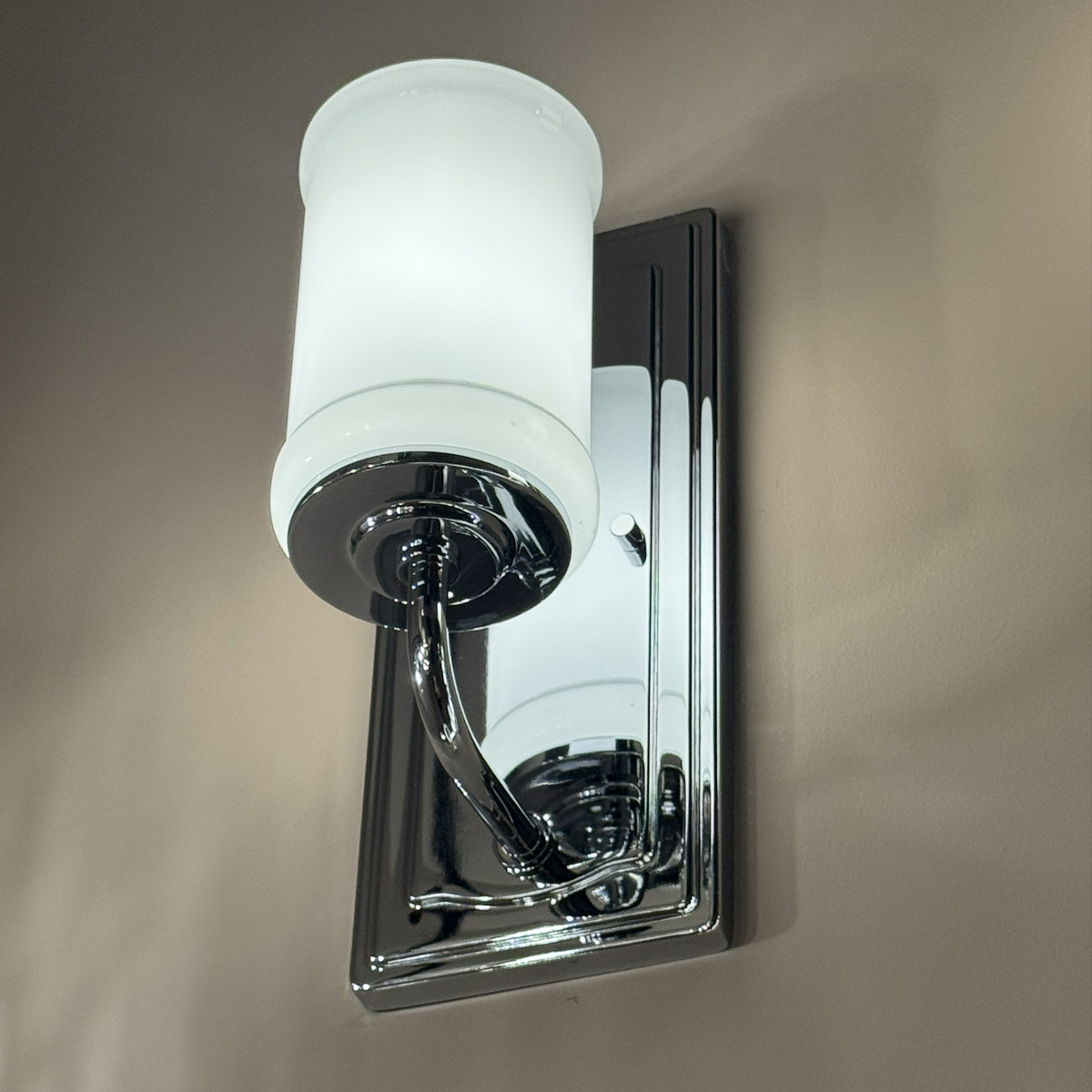 Vetivene 30cm Krom baderomslampe Fra Elstead Lighting - Vetivene er en elegant vegglampe til badet som kombinerer en klassisk form med stilige materialer.