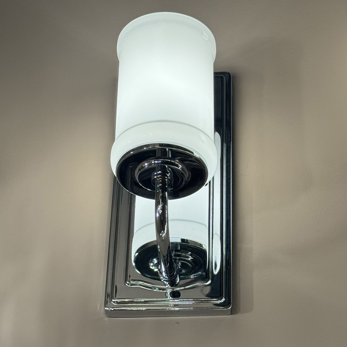 Vetivene 30cm Krom baderomslampe Fra Elstead Lighting - Vetivene er en elegant vegglampe til badet som kombinerer en klassisk form med stilige materialer.
