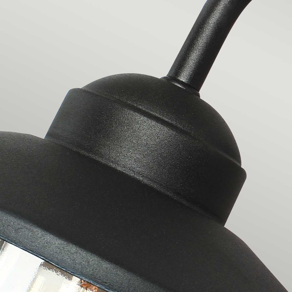 Klampenborg Ø28 Svart utendørslampe Fra Elstead Lighting - Klampenborg vegglampe har et moderne stabilt lanternedesign som kombinerer skandinavisk enkelhet med holdbarhet.