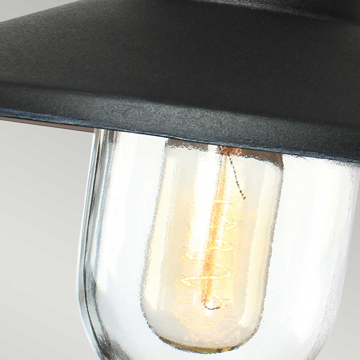 Klampenborg Ø28 Svart utendørslampe Fra Elstead Lighting - Klampenborg vegglampe har et moderne stabilt lanternedesign som kombinerer skandinavisk enkelhet med holdbarhet.