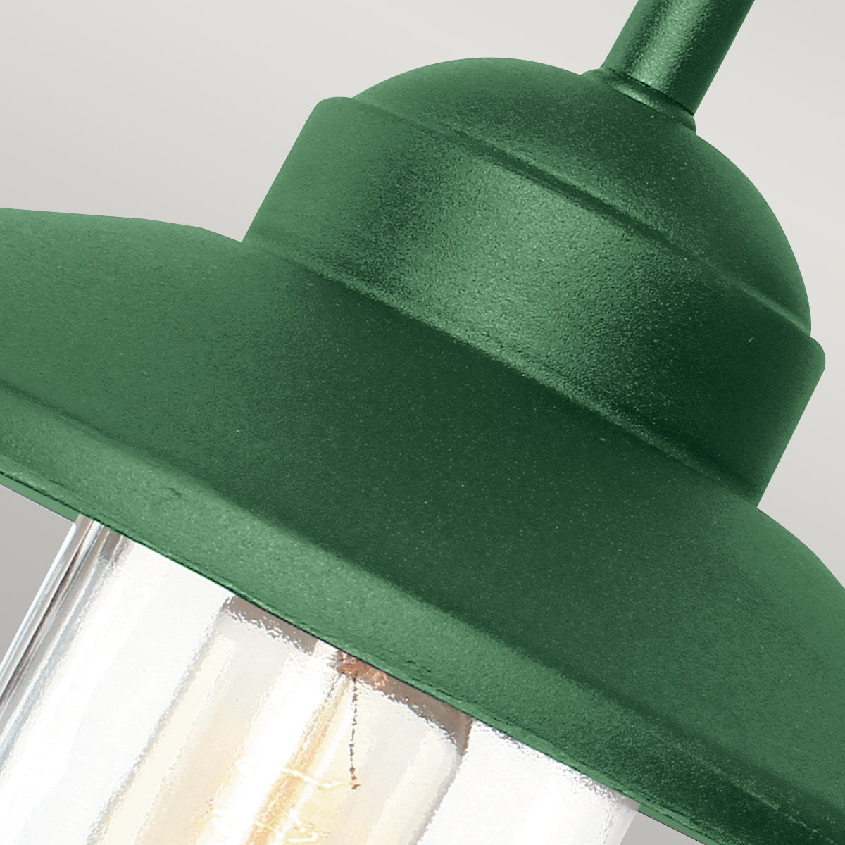 Klampenborg Ø28 Grønn utendørslampe Fra Elstead Lighting - Lampen er IP44-klassifisert og kommer med en imponerende 15-års garanti, noe som gjør den både praktisk og langvarig.