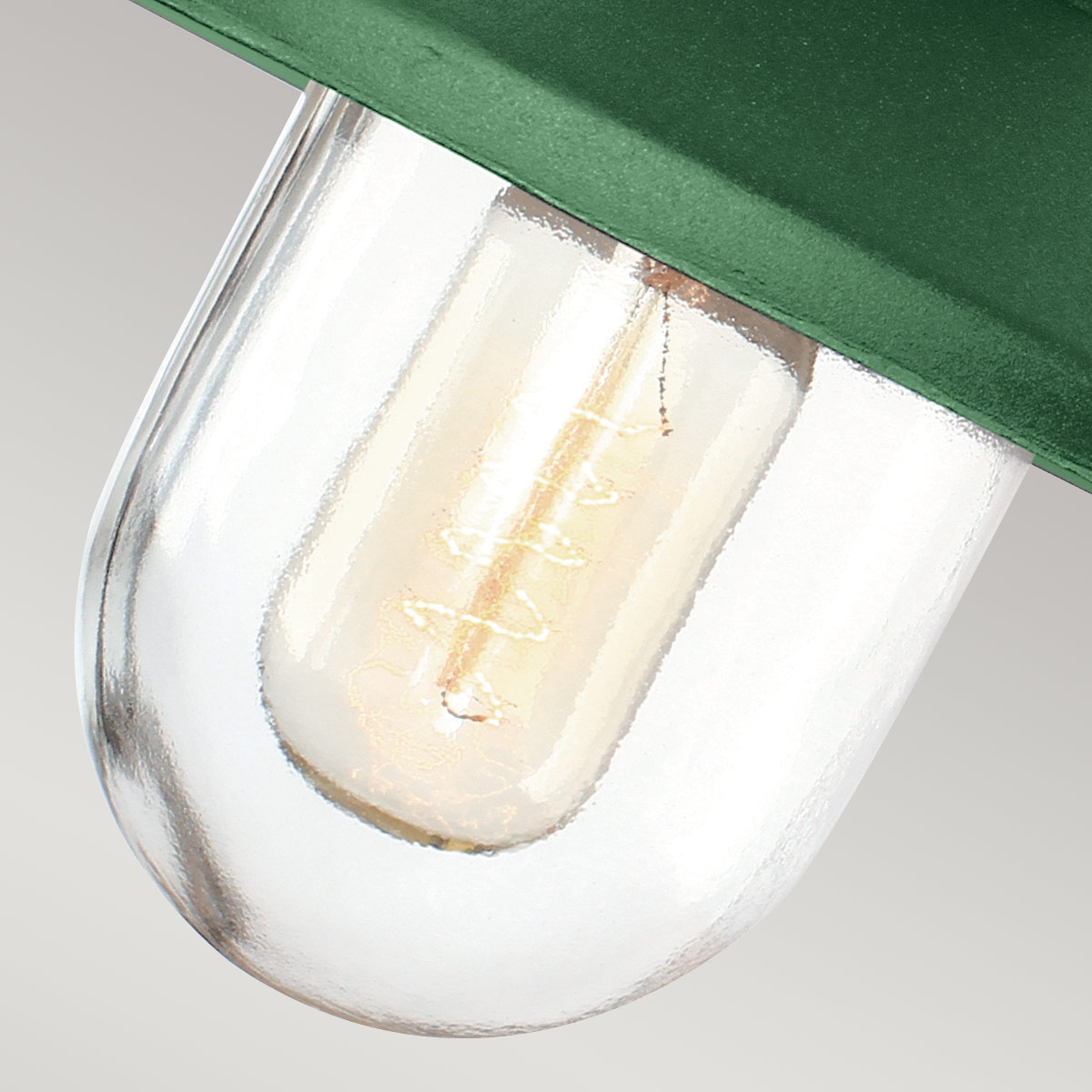 Klampenborg Ø28 Grønn utendørslampe Fra Elstead Lighting - Lampen er IP44-klassifisert og kommer med en imponerende 15-års garanti, noe som gjør den både praktisk og langvarig.