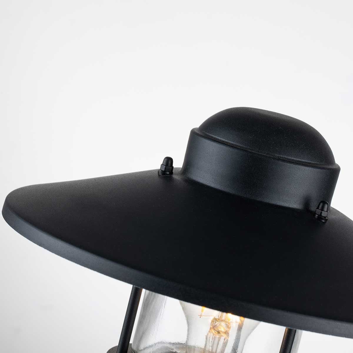 Klampenborg 32cm Svart Fra Elstead Lighting - Tillverkad av rostfritt st&aring;l i svart finish och glas, erbjuder den en robust konstruktion som st&aring;r emot v&auml;der och vind.