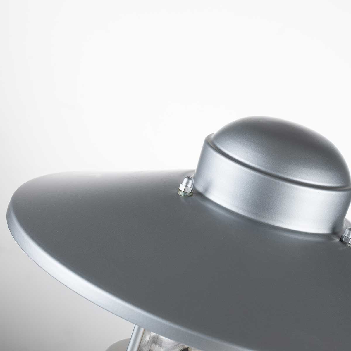 Klampenborg 32cm Sølv Fra Elstead Lighting - Tillverkad av rostfritt st&aring;l i silverfinish och glas, erbjuder den en robust konstruktion som st&aring;r emot v&auml;der och vind.