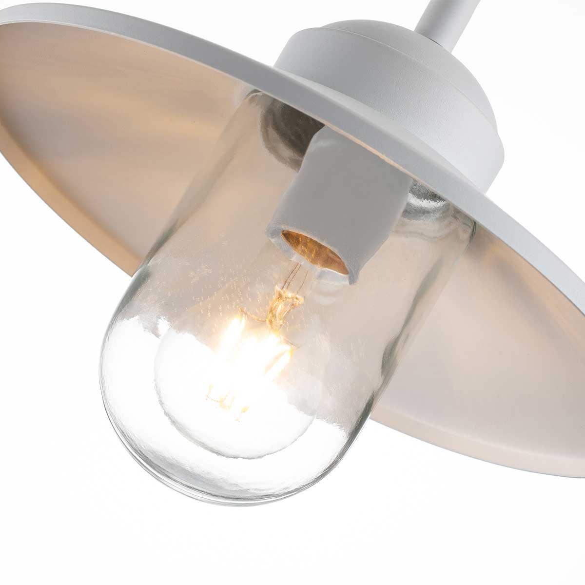 Klampenborg Ø28 Hvit utendørslampe Fra Elstead Lighting - Klampenborg vegglampe har et moderne stabilt lanternedesign som kombinerer skandinavisk enkelhet med holdbarhet.