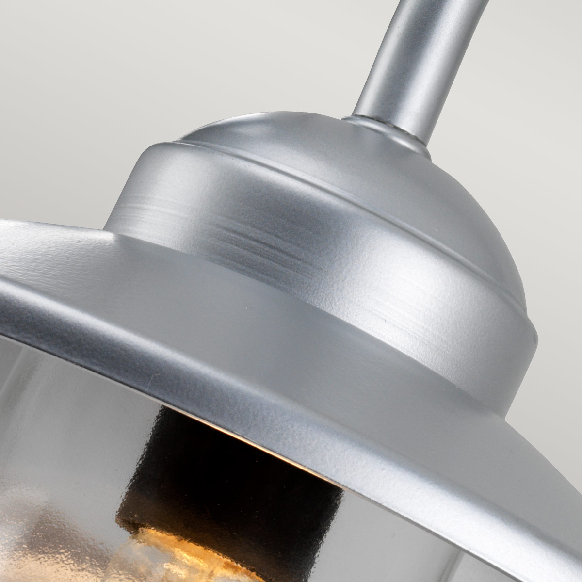Klampenborg Ø28 Sølv utendørslampe Fra Elstead Lighting - Tillverkad av rostfritt st&aring;l i silverfinish och glas, erbjuder den en robust konstruktion som st&aring;r emot v&auml;der och vind.