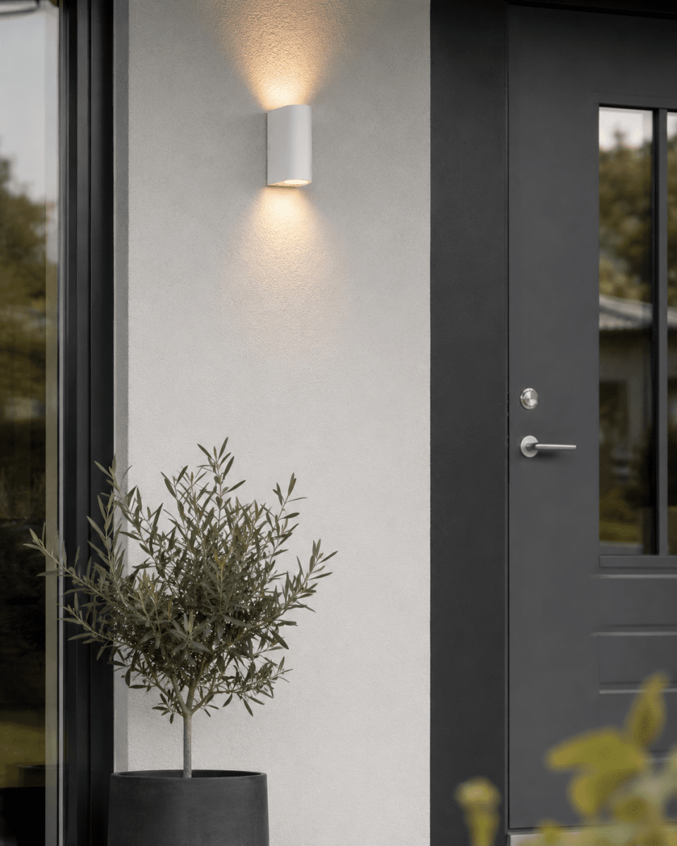 Tor Duo Hvit utendørslampe Fra Lampan - Lampan lyser fint ner och upp p&aring; v&auml;ggen och skapar en h&auml;rlig atmosf&auml;r.