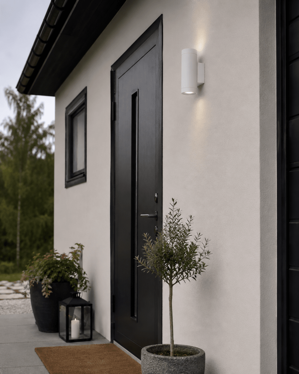 Oden Duo Hvit utendørslampe Fra Lampan - Lampan lyser fint b&aring;de upp och ner p&aring; v&auml;ggen.