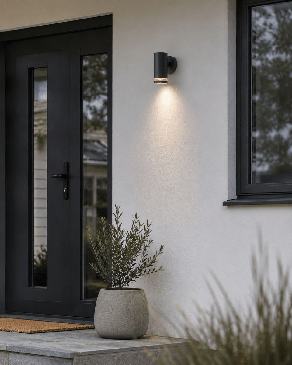 Cylinder Antrasitt utendørslampe Fra Lampan - Lampan lyser fint ner p&aring; v&auml;ggen och skapar en h&auml;rlig atmosf&auml;r.