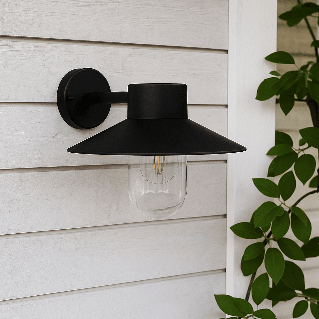 Onsala Svart utendørslampe Fra Nordic Lighting - Onsala er en klassisk vegglampe i svart, laget av aluminium og klart glass.