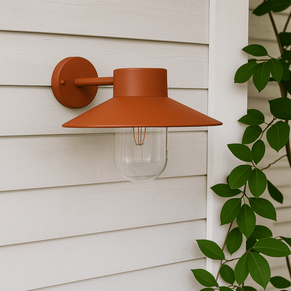 Onsala Rust utendørslampe Fra Nordic Lighting - Onsala er en klassisk vegglampe i rust/oransje, laget av aluminium og klart glass.